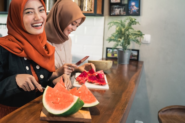 Portrait Hijab junge Frau Scheibe Wassermelone