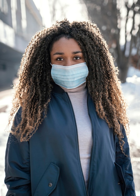 Foto portrait junge schöne frau, die maske trägt