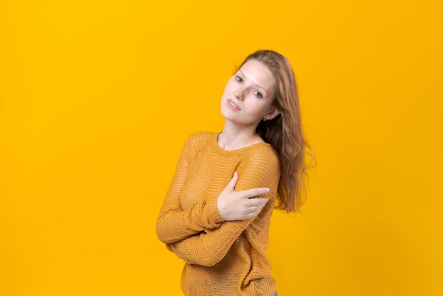 Portrait junge schöne Frau im Studio auf gelbem Hintergrund Kaukasisches Mädchen