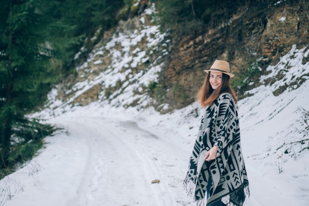 Portrait junges Mädchen in einem verschneiten Wald