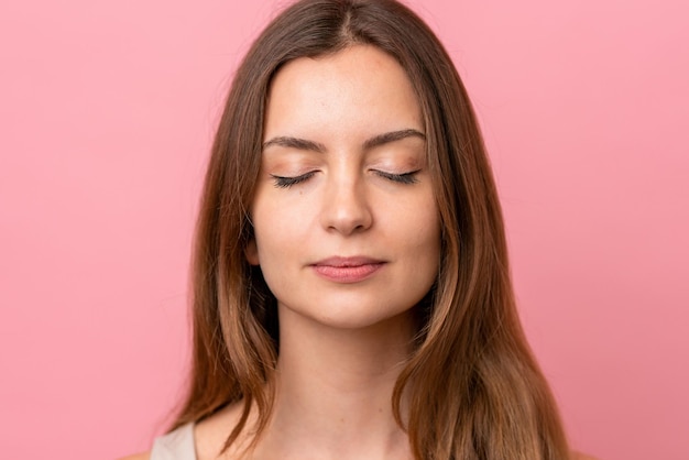 Foto portrait kaukasische frau auf rosa hintergrund isoliert portrait