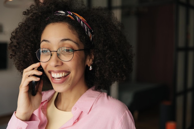 Portrait lächelnde schwarze Frau spricht am Telefon