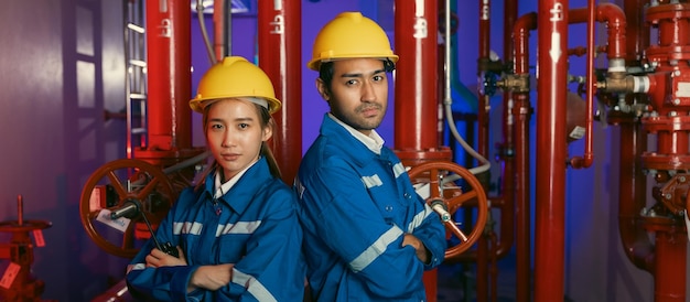 Portrait Maschinenbauingenieur Team Mann und Frau inspec Qualitätswasser- und Brandschutzsysteme im Gebäude Raum der Wasserpumpe und des Pipeline-Wassertanks