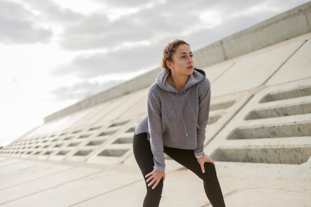 Portrait müde sportliche Frau im Freien