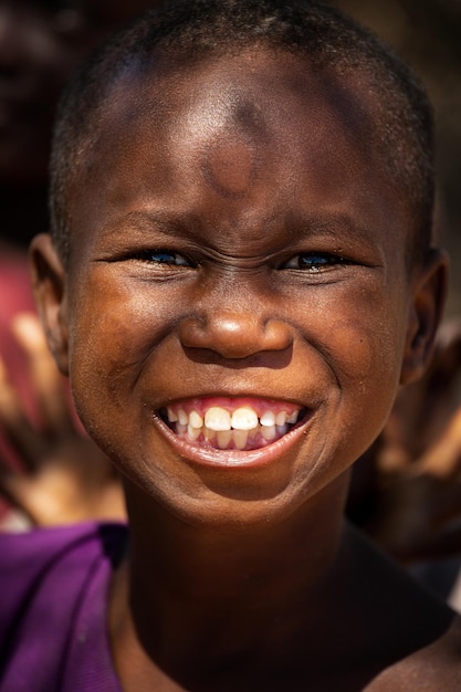 Portrait Nahaufnahme eines afrikanischen Mädchens aus dem Massai-Stamm Kenia