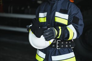 Foto portrait of a firefighter standing in front of a fire engine