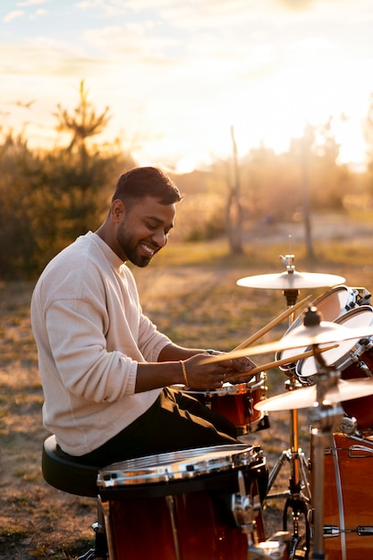 Foto portrait of musician playing percussion instrument for world music day