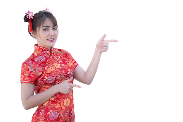 Portrait schöne asiatische Frau in Cheongsam-Kleid auf weißem HintergrundThailänderHappy Chinese New Year conceptHappy asiatische Dame in traditioneller chinesischer Kleidung