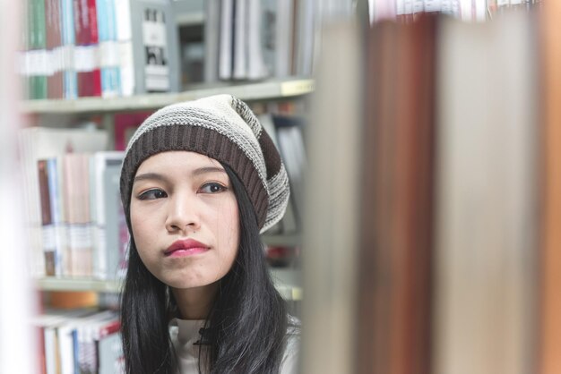 Portrait schöne asiatische Frau in der Bibliothek