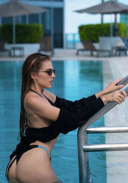 Portrait schöne junge Frau Freizeit im Schwimmbad am Meer Ozean im Reiseurlaub schön wo