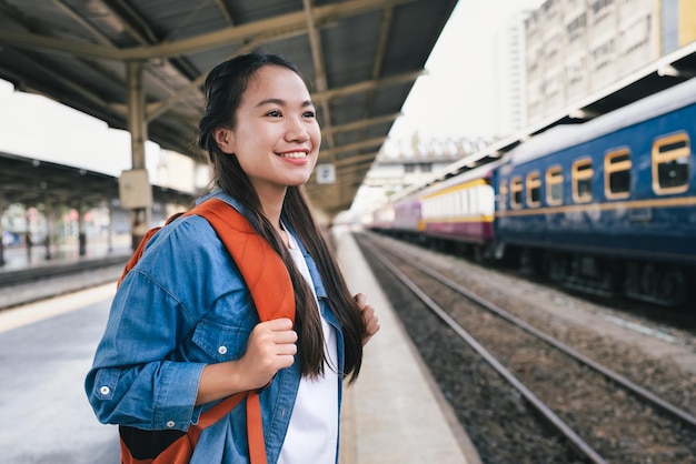 Portrait schöne Reisende Touristin mit Rucksack am Bahnhof