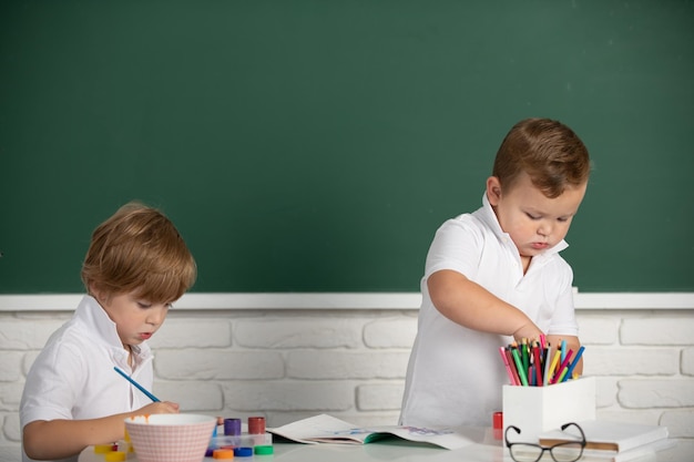 Portrait Schule Kinder bosy machen Kunst Hausaufgaben halten Bleistift schreiben Kinder Schüler zeichnen auf eleme