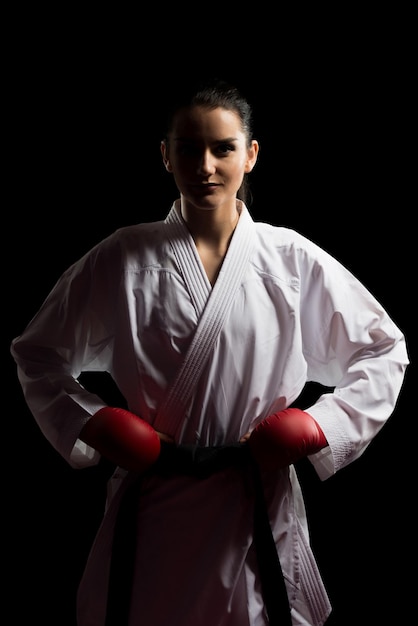 Portrait Taekwondo Fighter Pose isoliert auf schwarzem Hintergrund