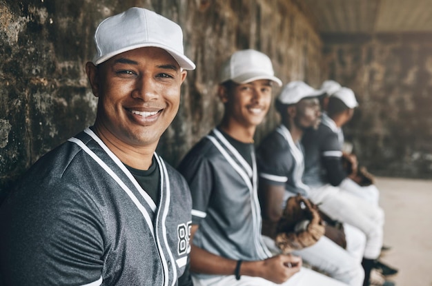 Foto portrait-team und baseball-leute lächeln glücklich und sitzen vor dem spieltraining oder spiel im dugout mit sportuniform männer-baseballspieler-gruppe lächelt vor dem training mit glück oder teamarbeit