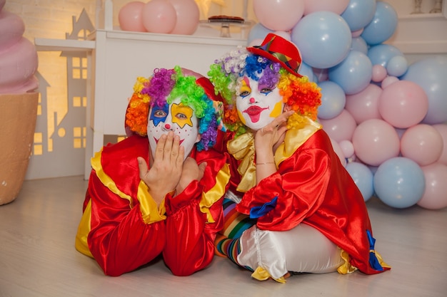 Foto portrait von emotionalen clowns clowns, die herumalbern