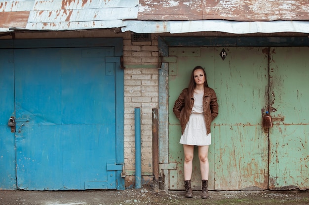 Portrait von Fashion Model Girl auf dem industriellen Hintergrund Hintergrund der Metallstruktur S