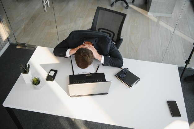 Portrait von gestressten und besorgten, lästigen, überarbeiteten Geschäftsleuten, die Dokumente suchen, berichten in einem modernen, hellen Büro, das unter Druck und engen Fristen arbeitet