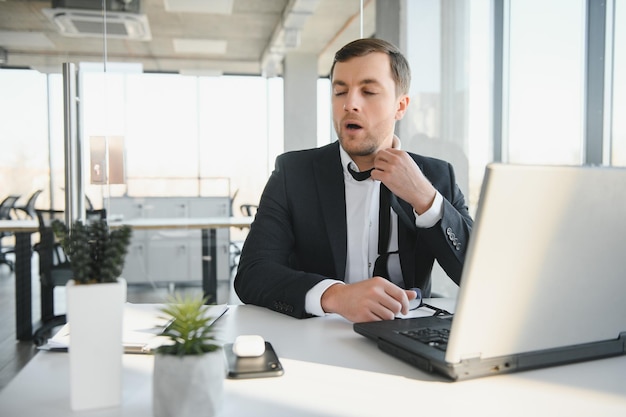 Portrait von gestressten und besorgten, lästigen, überarbeiteten Geschäftsleuten, die Dokumente suchen, berichten in einem modernen, hellen Büro, das unter Druck und engen Fristen arbeitet