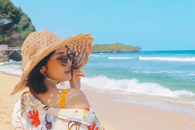 Portrait von glücklich lächelnden asiatischen Frau am Strand auf einem schönen Hübsches Mädchen asiatisch in lässig wegsehen und Lächeln lachen Der Strand schön am hellen Himmel