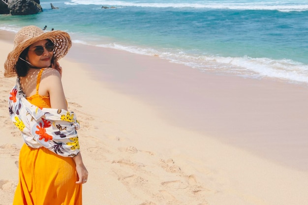 Portrait von glücklich lächelnden asiatischen Frau am Strand auf einem schönen Hübsches Mädchen asiatisch in lässig wegsehen und Lächeln lachen Der Strand schön am hellen Himmel