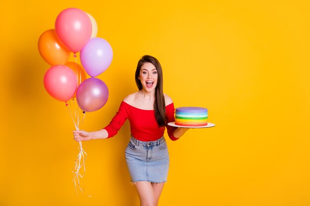 Portrait von ihr, sie schönes attraktives schönes fröhliches fröhliches Mädchen, das in der Hand frische Kuchen-Helium-Kugeln hält und Spaß hat