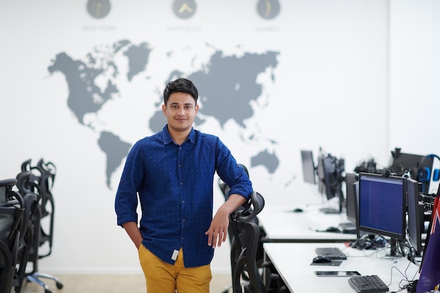 Portrait von lässigen asiatischen indischen Geschäftsleuten, die im Co-Working Space, Small Business Startup Concept, Vertrauen haben
