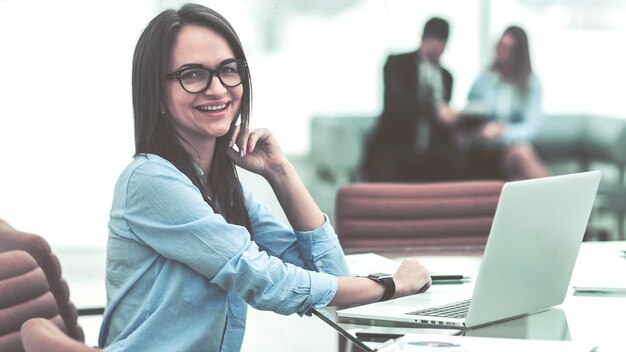 Portrait von Manager Finance am Arbeitsplatz in einem modernen Büro