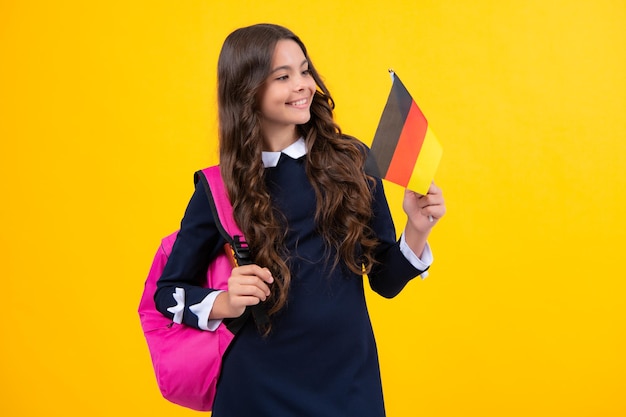 Portrait von Schulmädchen mit Rucksack halten Deutschland Flagge Bildung und Lernen in Deutschland