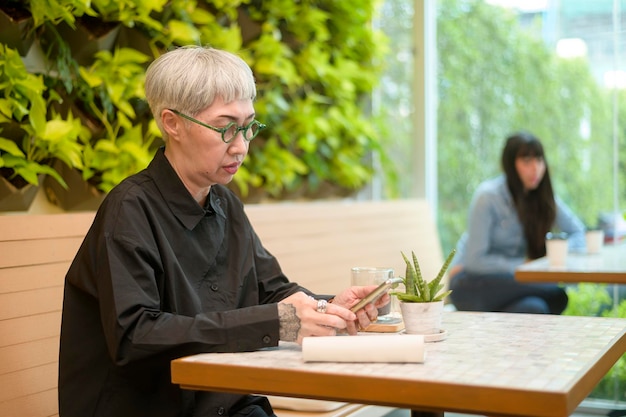 Portrait von senior Geschäftsfrau im Café