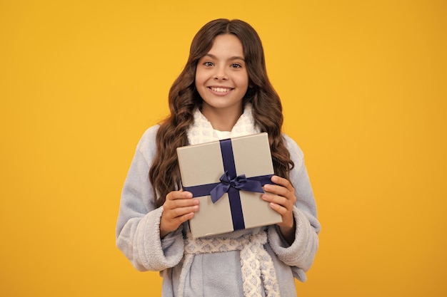 Portrait von Teenager-Kind-Mädchen 12 13 14 Jahre alt Holding Weihnachts-Geschenk-Box Teen gibt Geburtstagsgeschenk