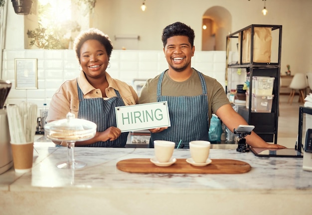 Portrait-Zusammenarbeit und Einstellungszeichen von Kleinunternehmern, die gerne im Café oder Café gemeinsam unterstützt werden