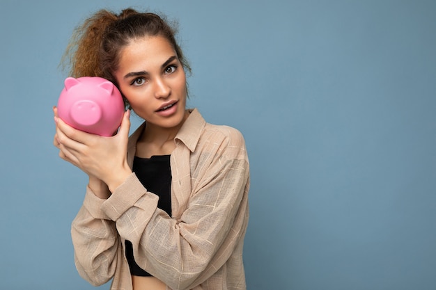 Portraitfoto einer aufrichtigen süßen jungen charmanten schönen attraktiven Frau mit dunklem lockigem Haar in a