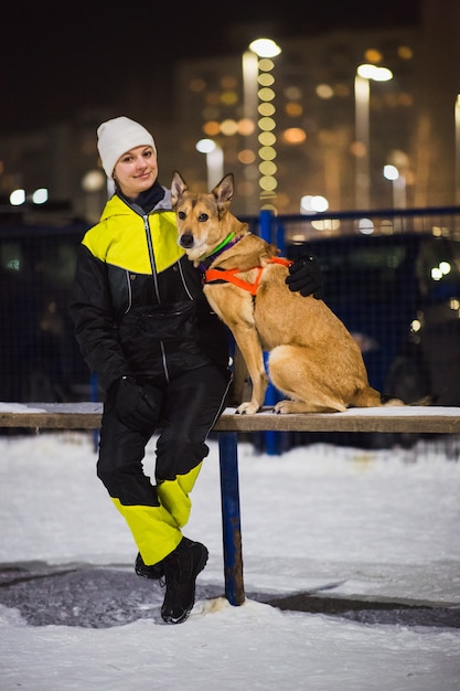 Portrat junger Frauen mit einem Hund einen Spielplatz