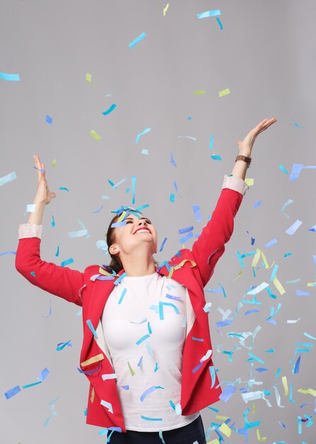 Foto portreit hermosa mujer feliz en la fiesta de celebración con confeti cumpleaños o concepto de celebración de nochevieja