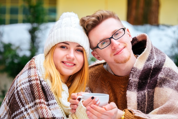 Portret joven pareja romántica feliz sentado en la cafetería y tomados de la mano