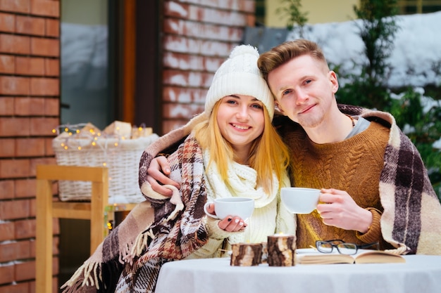 Portret joven pareja romántica feliz sentado en la cafetería y tomados de la mano
