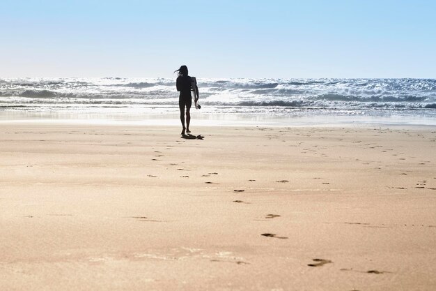 portugal, algarve, hombre, en la playa, con, tabla de surf