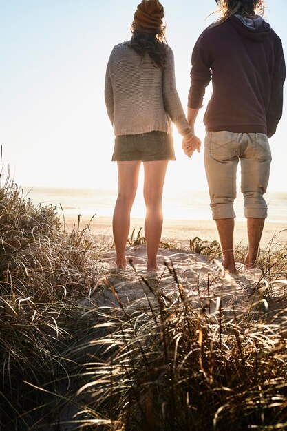 portugal, algarve, pareja, mirar la puesta del sol, en la playa