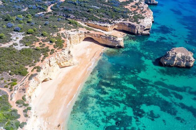 Foto portugal algarve praia praia da marinha mar oceano drone vista foto aérea de cima