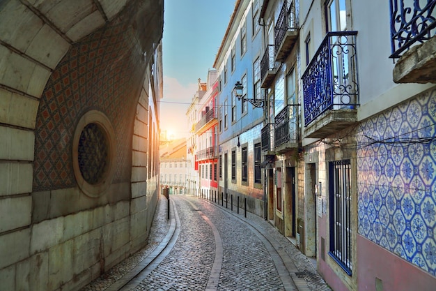 Portugal Architektur und bunte Straßen von Lissabon in der Nähe des historischen Zentrums