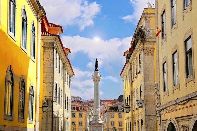 Portugal Arquitectura colorida y calles de Lisboa en el centro histórico cerca de la plaza Alfama y Rossio