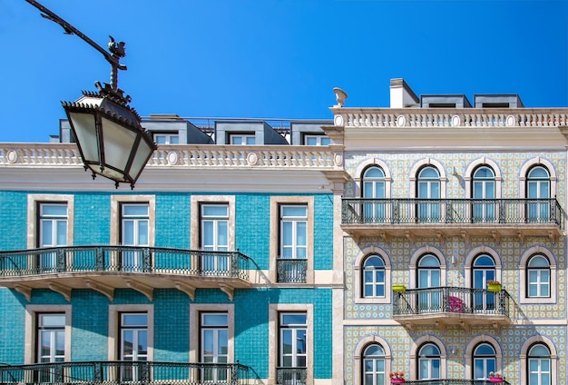 Portugal Edifícios coloridos do centro histórico de Lisboa perto do marco Praça do Rossio