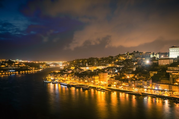 PORTUGAL, OPORTO - 20 DE ENERO: Descripción general del casco antiguo de Oporto, Portugal en la noche del 20 de enero de 2013