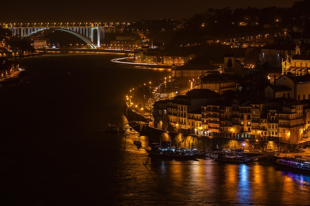 PORTUGAL, PORTO - 20 DE JANEIRO: Visão geral da cidade velha de Porto, Portugal à noite em 20 de janeiro de 2013