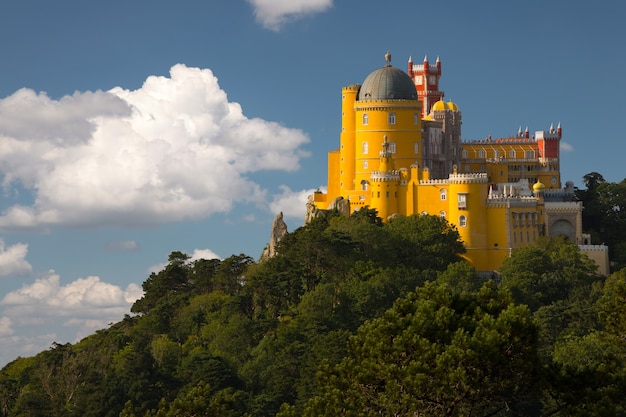 Portugal. Sintra. El Palacio de Pena en un acantilado rodeado de bosques y nubes