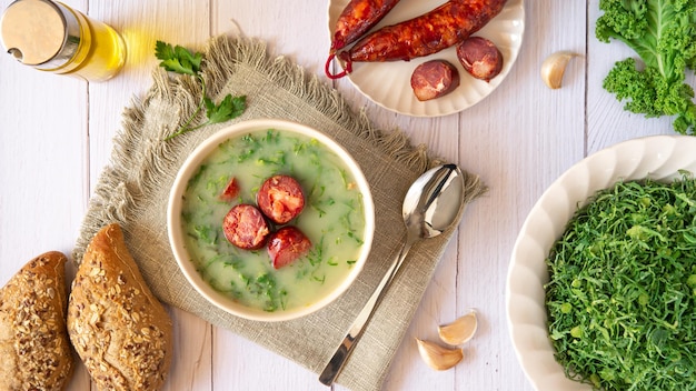 Portugiesische Kohlsuppe namens Caldo Verde