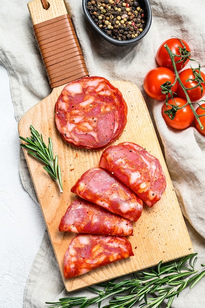 Portugiesische traditionelle Chorizo-Salami. Grauer Hintergrund. Draufsicht