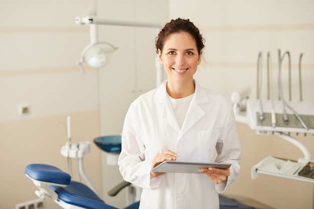 Posando de dentista feminino