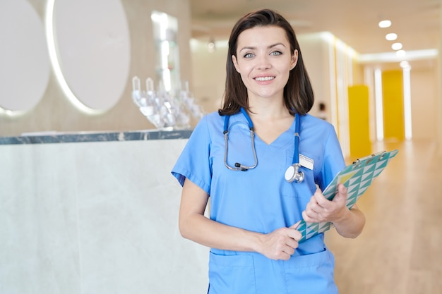 Posando médico feminino