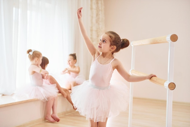 Posando para uma câmera Pequenas bailarinas se preparando para o desempenho